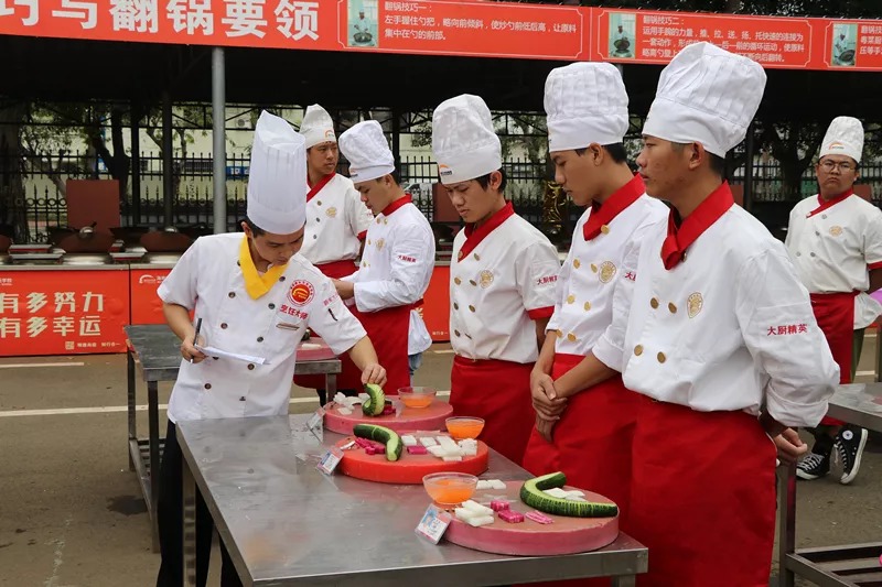 初中畢業(yè)想學(xué)廚師上哪個學(xué)校(學(xué)廚師在哪里學(xué)最好)