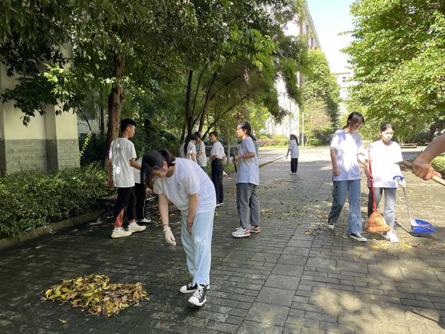 四川省旅游職業(yè)學(xué)校(?？诼糜温殬I(yè)學(xué)校)